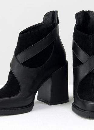 Шкіряні чорні жіночі черевики з вставками із замші на модному підборах8 фото