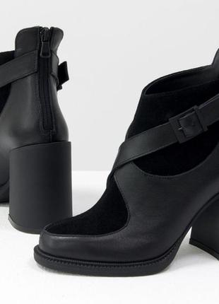 Шкіряні чорні жіночі черевики з вставками із замші на модному підборах7 фото
