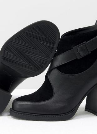 Шкіряні чорні жіночі черевики з вставками із замші на модному підборах5 фото