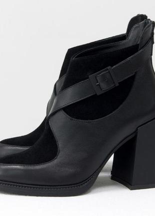 Шкіряні чорні жіночі черевики з вставками із замші на модному підборах6 фото