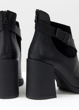 Шкіряні чорні жіночі черевики з вставками із замші на модному підборах9 фото
