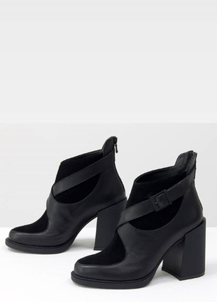Шкіряні чорні жіночі черевики з вставками із замші на модному підборах3 фото