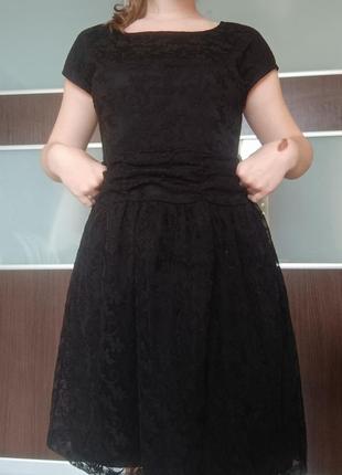 Чорна мереживна сукня