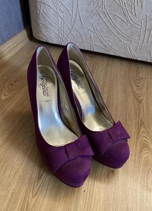 Туфлі на каблуку