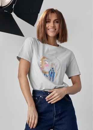 Женская футболка украшена принтом девушки с сережкой - серый цвет, s (есть размеры)1 фото