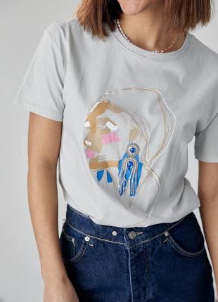 Женская футболка украшена принтом девушки с сережкой - серый цвет, s (есть размеры)4 фото