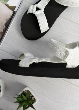 Босоніжки білі спортивні сандалі хайкінг7 фото