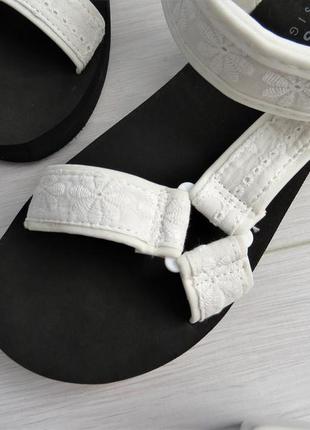 Босоніжки білі спортивні сандалі хайкінг8 фото