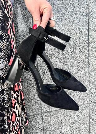 Черные невероятные классические туфли с острым носом на каблуке9 фото