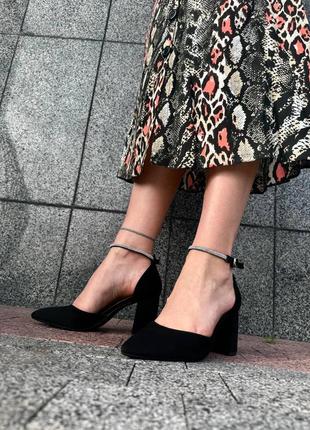 Черные невероятные туфли с острым носом на каблуке5 фото