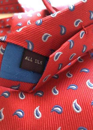 Красный шелковый галстук