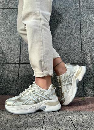 Белые очень крутые кроссовки с серебряными и золотистыми вставками8 фото