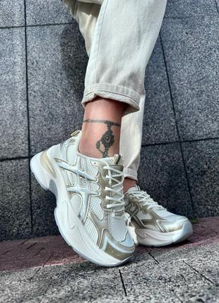 Белые очень крутые кроссовки с серебряными и золотистыми вставками5 фото
