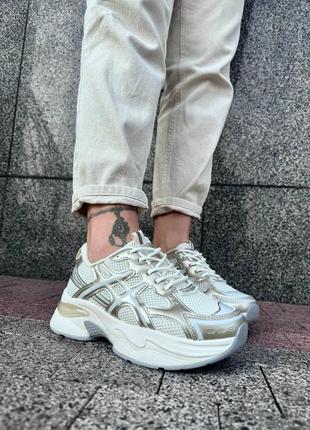 Белые очень крутые кроссовки с серебряными и золотистыми вставками4 фото