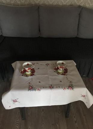 Невелика скатертинка для маленького кухонного чи журнального стола. 82х84 см.