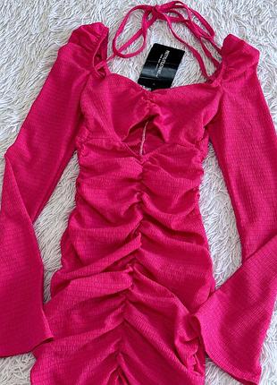 Яркое малиновое платье prettylittlething со сборкой