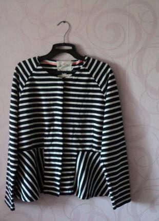 Трикотажний жакет в смужку з баскою