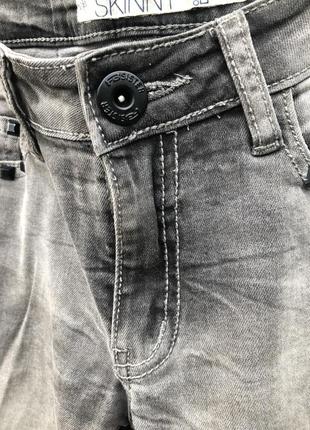 Серые женские джинсы зауженные со средней посадкой6 фото