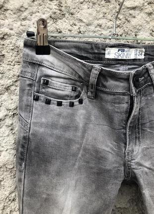 Серые женские джинсы зауженные со средней посадкой5 фото