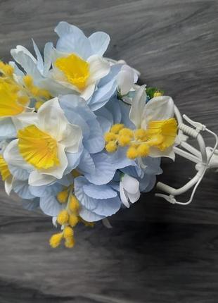 Декоративний велосипед з жовто - блакитними квітами.2 фото