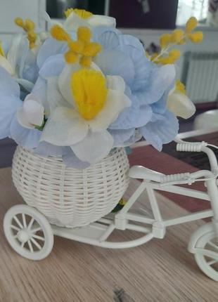 Декоративний велосипед з жовто - блакитними квітами.6 фото