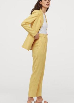Жовтий костюм на 2 пари брюк2 фото