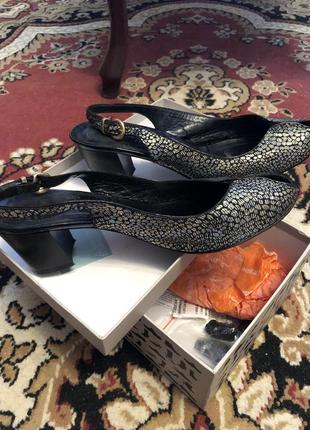 Шикарні туфлі- босоніжки з принтом