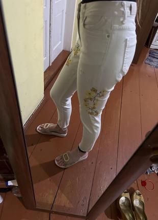Белые джинсы с вышивкой2 фото
