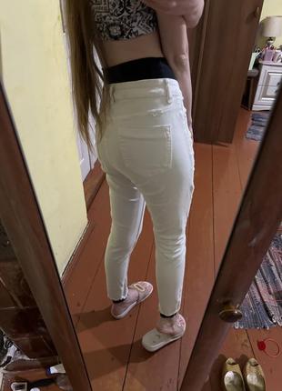 Белые джинсы с вышивкой3 фото