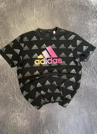 Монограммная футболка adidas