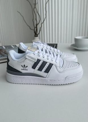 Крутые женские кроссовки adidas forum low white gray белые