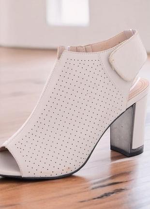 Босоніжки на каблуку