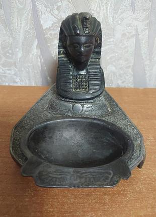 Пепельница в египетском стиле.
