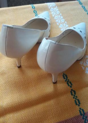 Оригінальні білі шкіряні туфлі човники на шпильці виробництво угорщина.3 фото