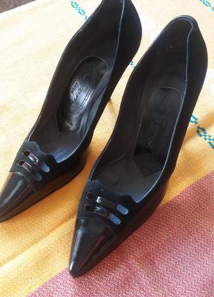 Нові чорні шкіряні комбіновані з замшею туфлі човники на шпильці. розмір 36,5.