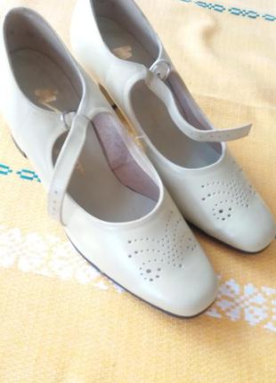 Світло-бежеві шкіряні туфлі виробництво угорщина.