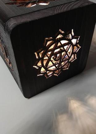 Ночник светильник из дерева темный с изображениями чакры. деревянный ночной светильник.4 фото
