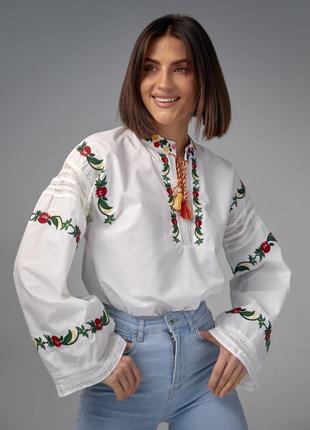 Жіноча ошатна біла вишиванка, вишита блуза блузка у квіти з широкими рукавами