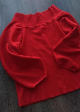 Красный свитер с большим воротником