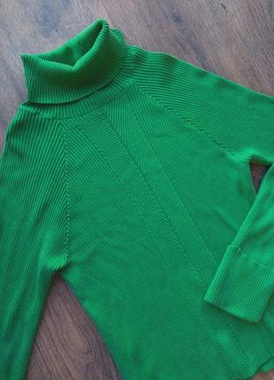 Зеленый свитер водолазка гольф