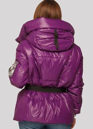 Модная молодежная женская демисезонная куртка с поясом и капюшоном7 фото