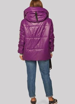 Модная молодежная женская демисезонная куртка с поясом и капюшоном2 фото