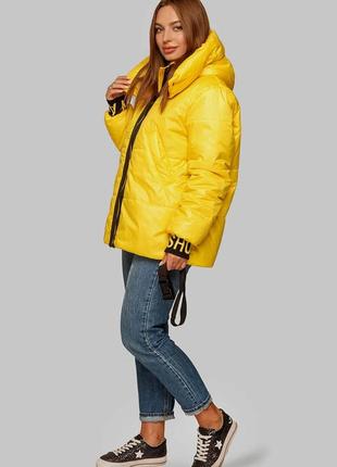 Яркая молодежная женская демисезонная куртка с поясом и капюшоном3 фото