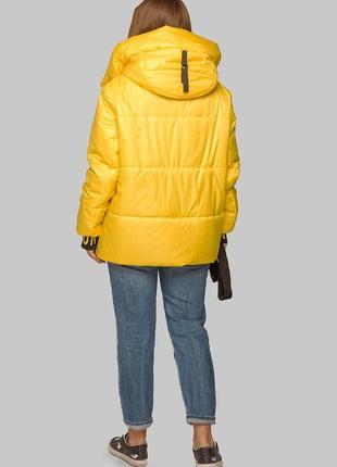 Яркая молодежная женская демисезонная куртка с поясом и капюшоном2 фото