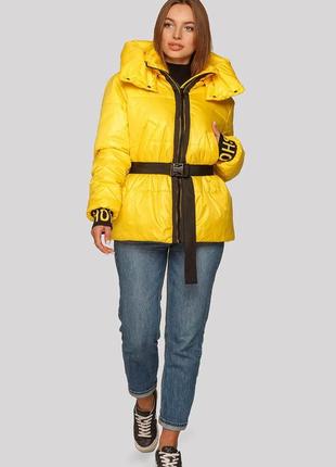 Яркая молодежная женская демисезонная куртка с поясом и капюшоном8 фото