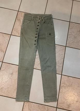 Джинсы на пуговках