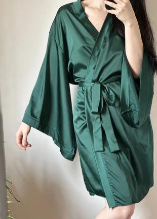 Женский зеленый шелковый халат длиной до колен на запах8 фото