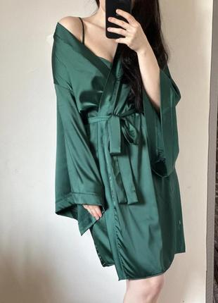Женский зеленый шелковый халат длиной до колен на запах5 фото