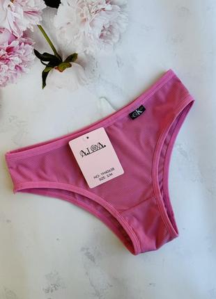 Яскраві рожеві жіночі трусики у рубчик