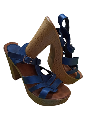 Босоніжки на підборах та танкетці